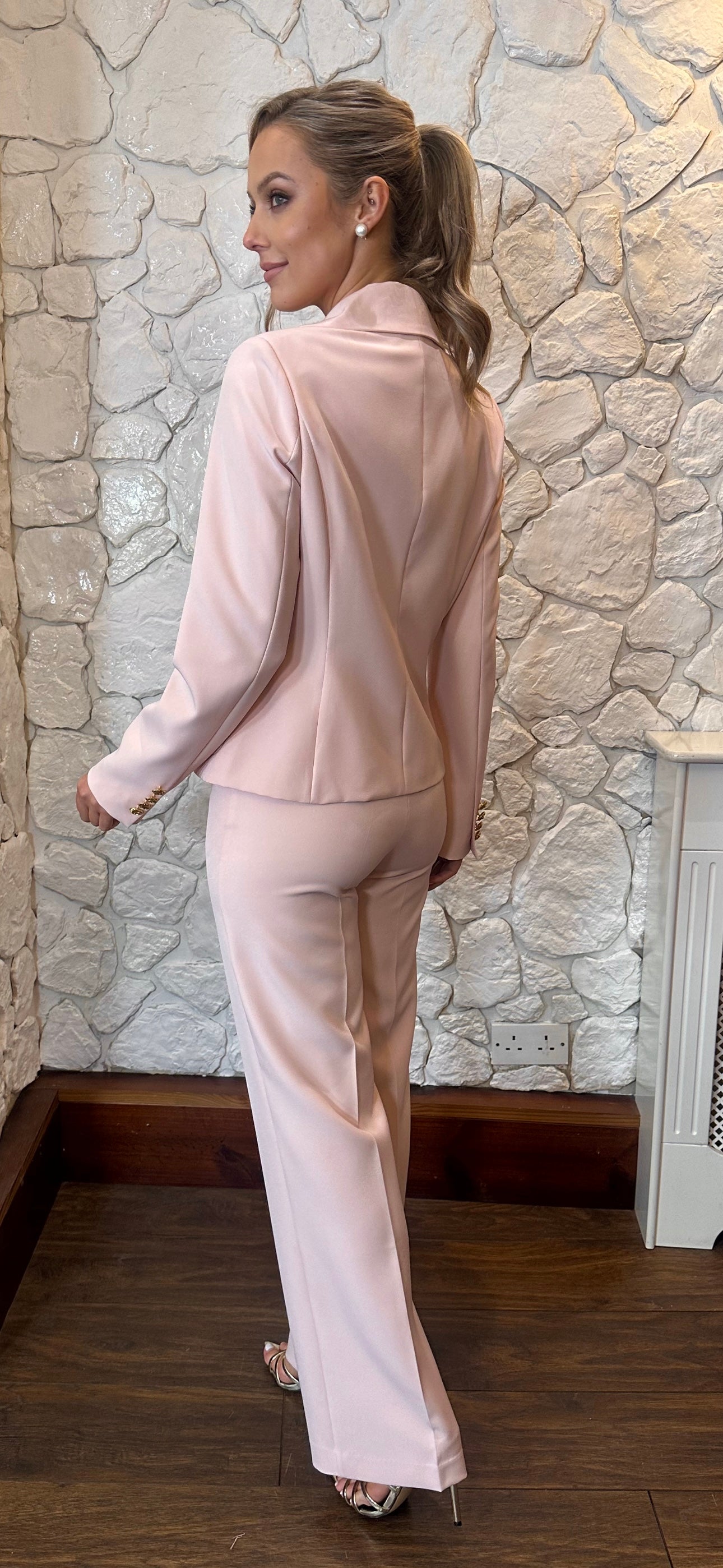 Donna Pink Suit