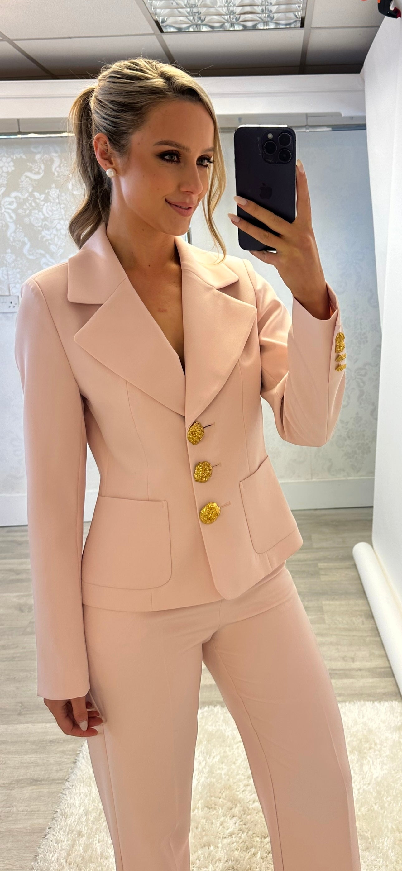Donna Pink Suit